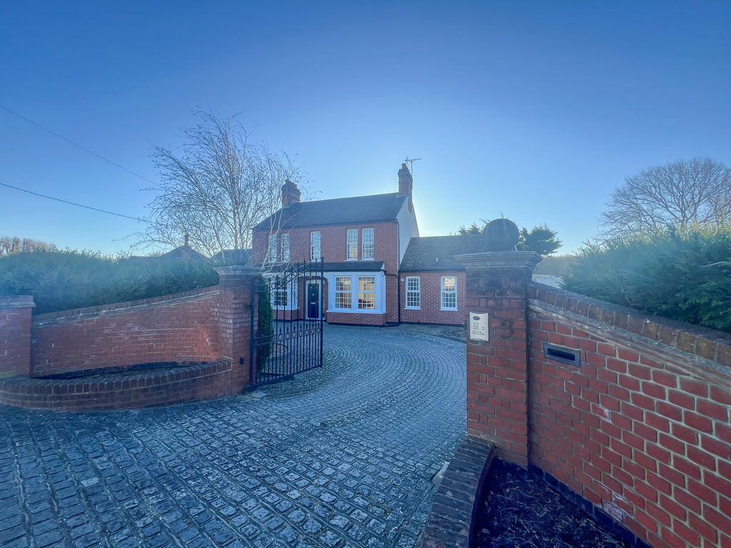 5 bed detached house for sale in Main Road, Hawkwell, Hockley SS5, £800,000