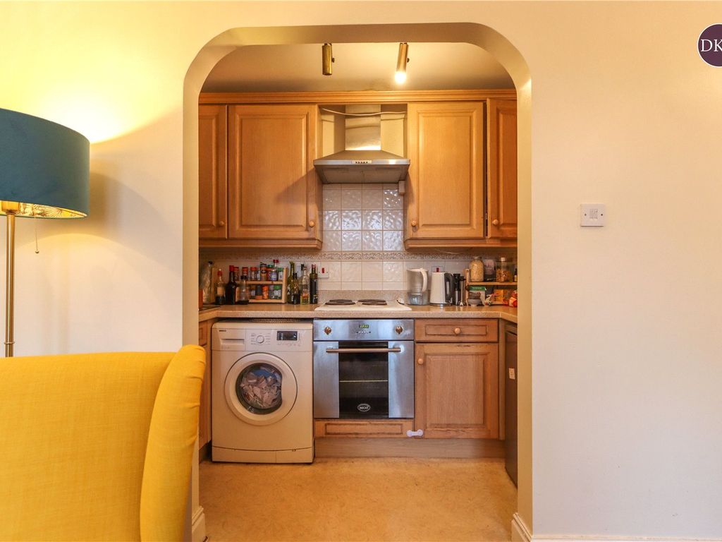 2 bed flat to rent in Aston Close, Watford, Hertfordshire WD24, £1,495 pcm