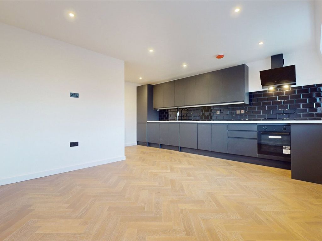 3 bed flat for sale in Nevill Road, London N16, £640,000