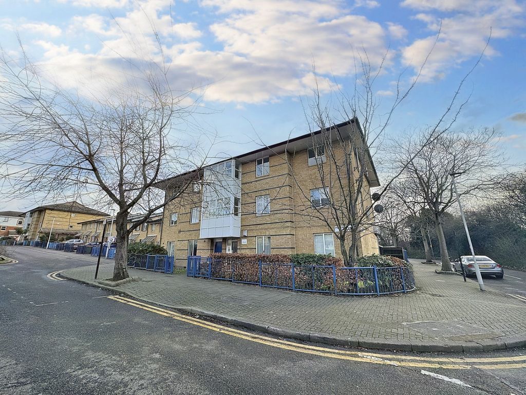 1 bed flat to rent in Peverel, Beckton E6, £1,500 pcm