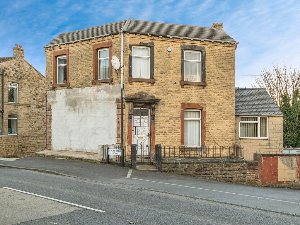 3 bed detached house for sale in Cross Bank Road, Batley WF17, £250,000