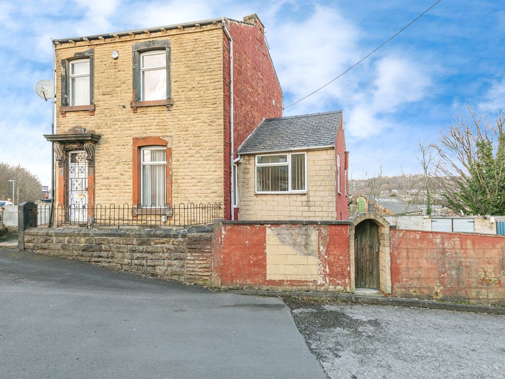 3 bed detached house for sale in Cross Bank Road, Batley WF17, £250,000