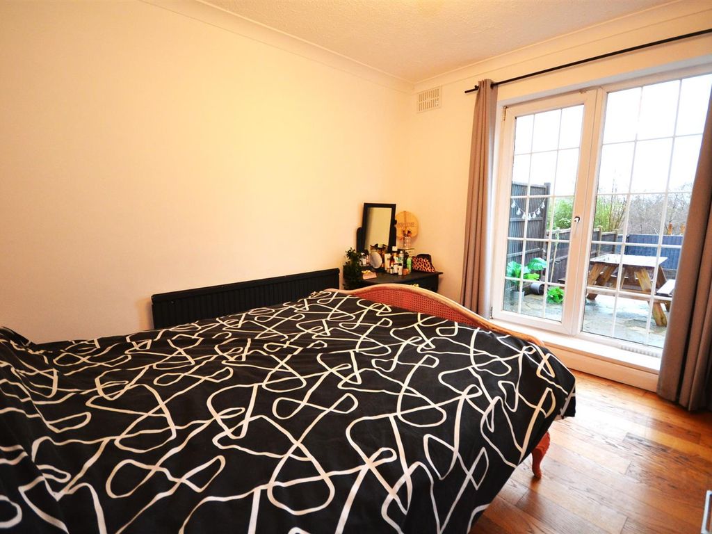 2 bed maisonette for sale in Meadway Close, High Barnet, Barnet EN5, £450,000