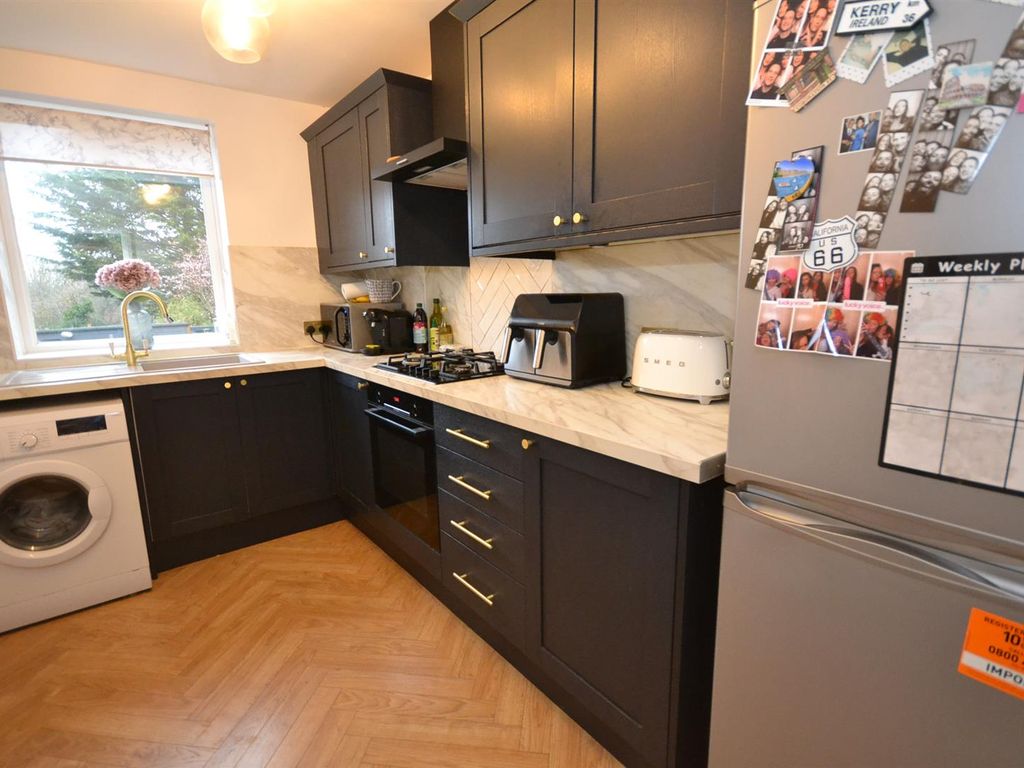 2 bed maisonette for sale in Meadway Close, High Barnet, Barnet EN5, £450,000