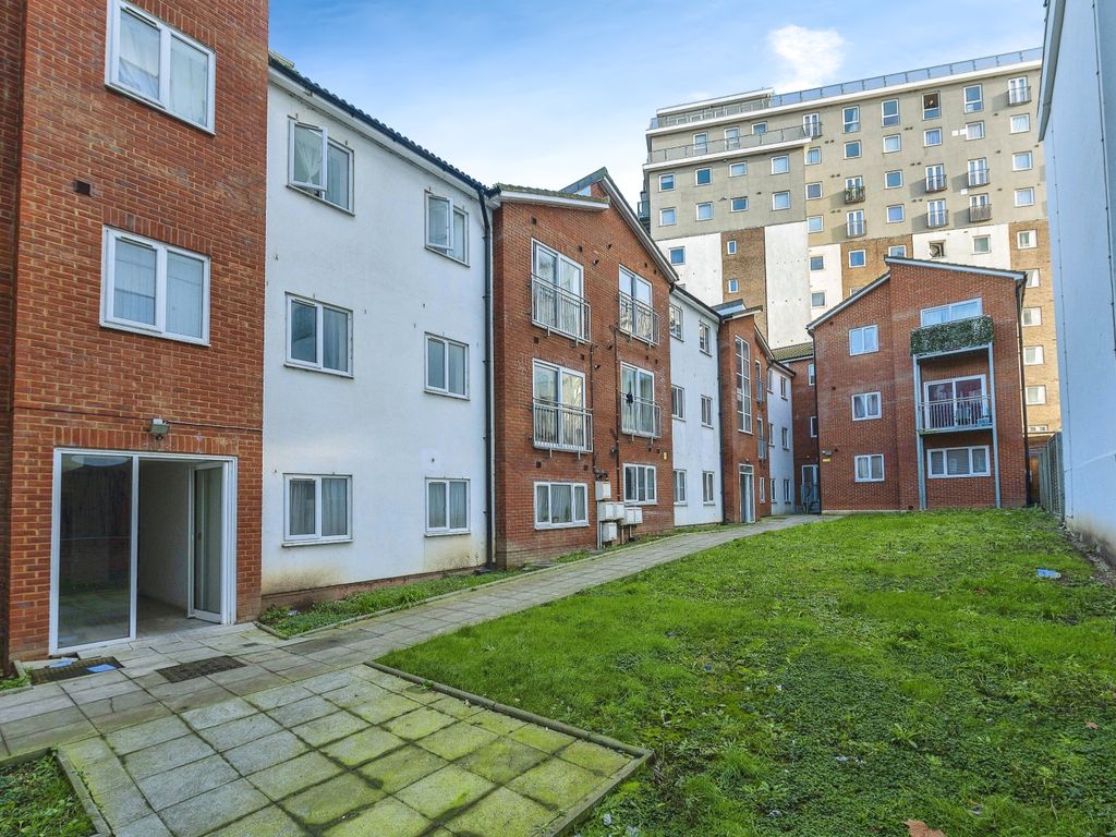1 bed flat for sale in Old Bedford Road, Luton LU2, £210,000