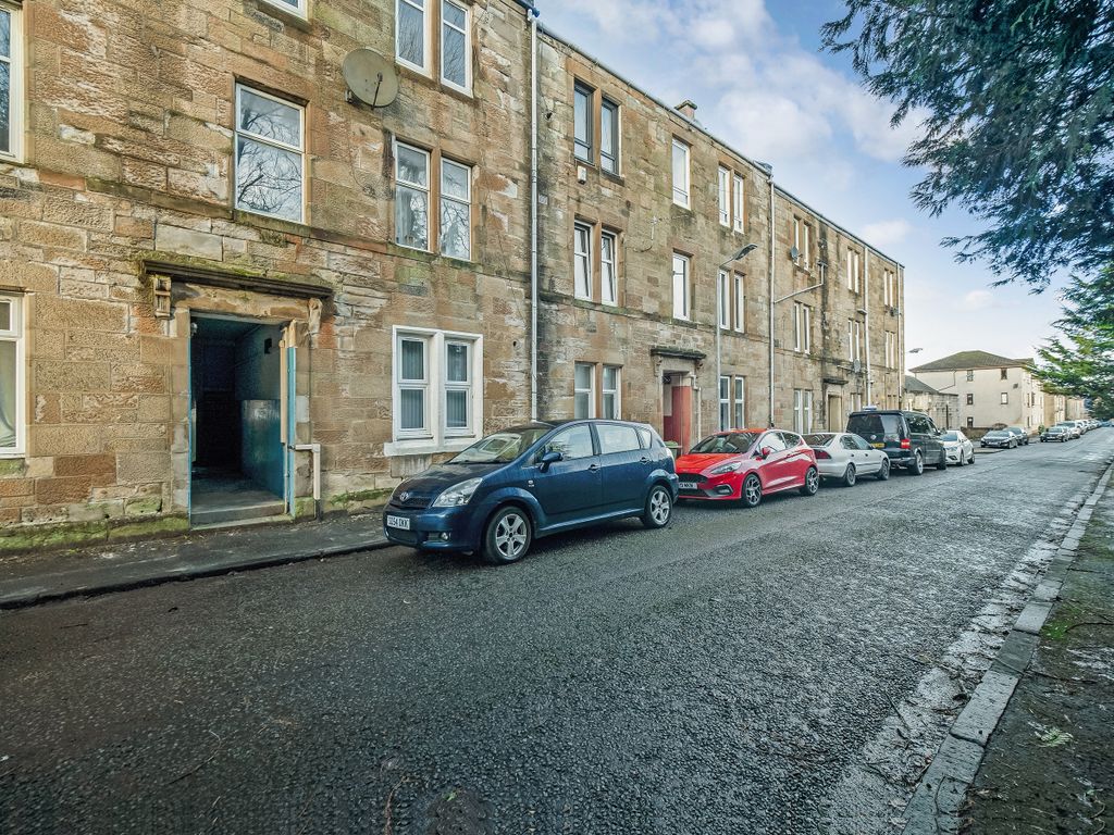 1 bed flat for sale in Queen Street, Glasgow G66, £56,000