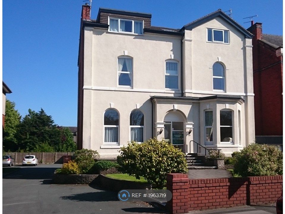 2 bed flat to rent in Malvern Court, Southport PR8, £695 pcm