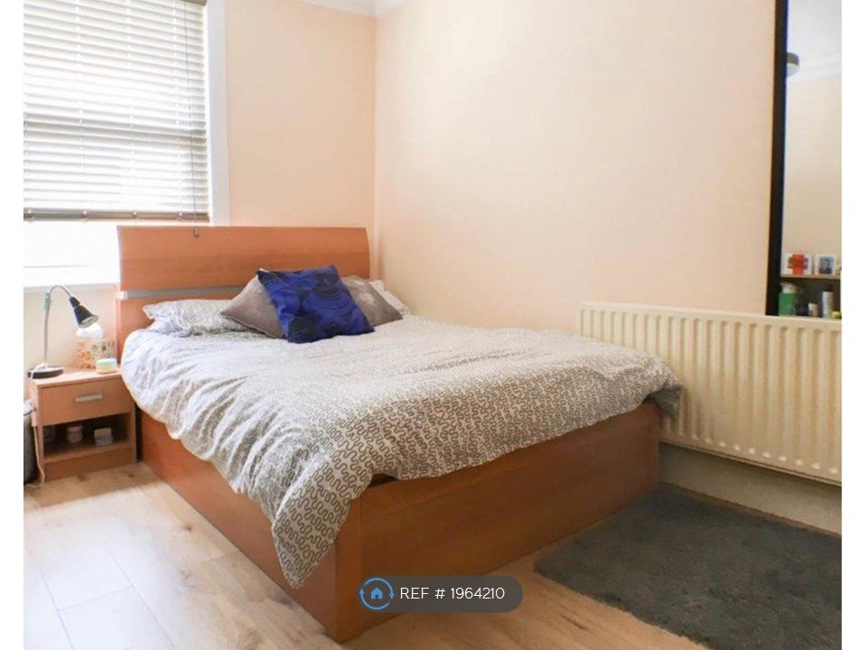 Room to rent in Kingsland High Street, London E8, £950 pcm