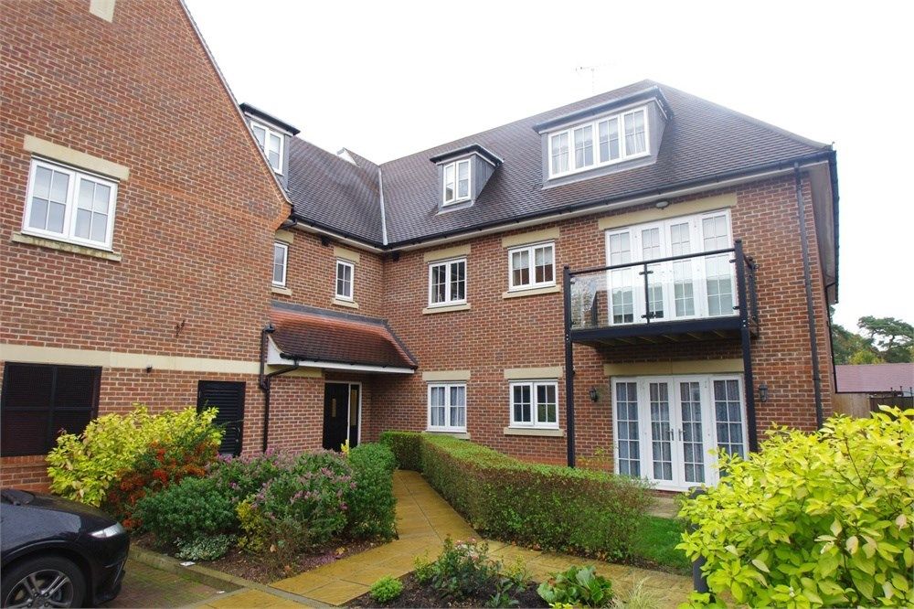 2 bed flat to rent in Woodgate Mews, Watford WD17, £1,700 pcm