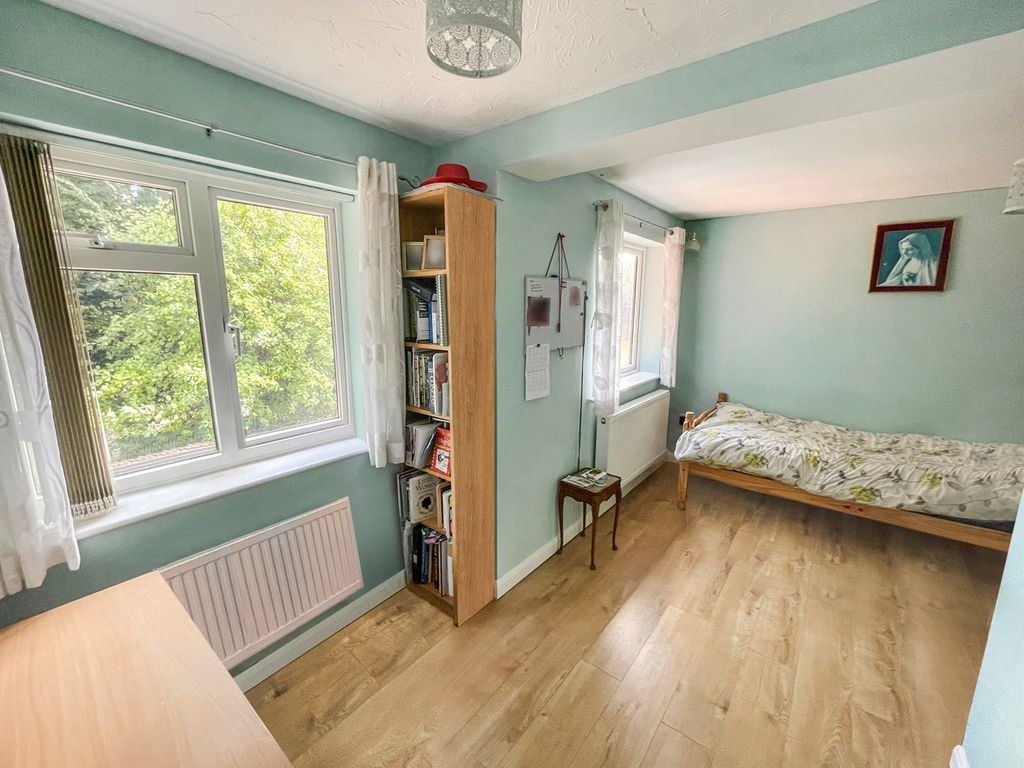 Room to rent in Littlebrook Avenue, Burnham, Berkshire SL2, £800 pcm