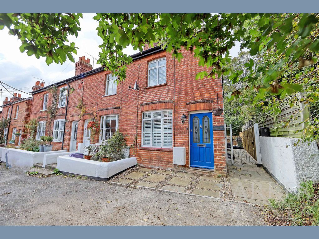3 bed end terrace house for sale in Station Road, Cookham SL6, £700,000