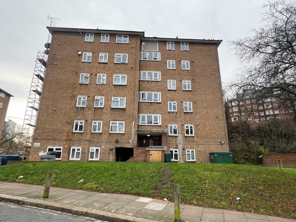 2 bed flat for sale in Belson Road, London SE18, £185,000