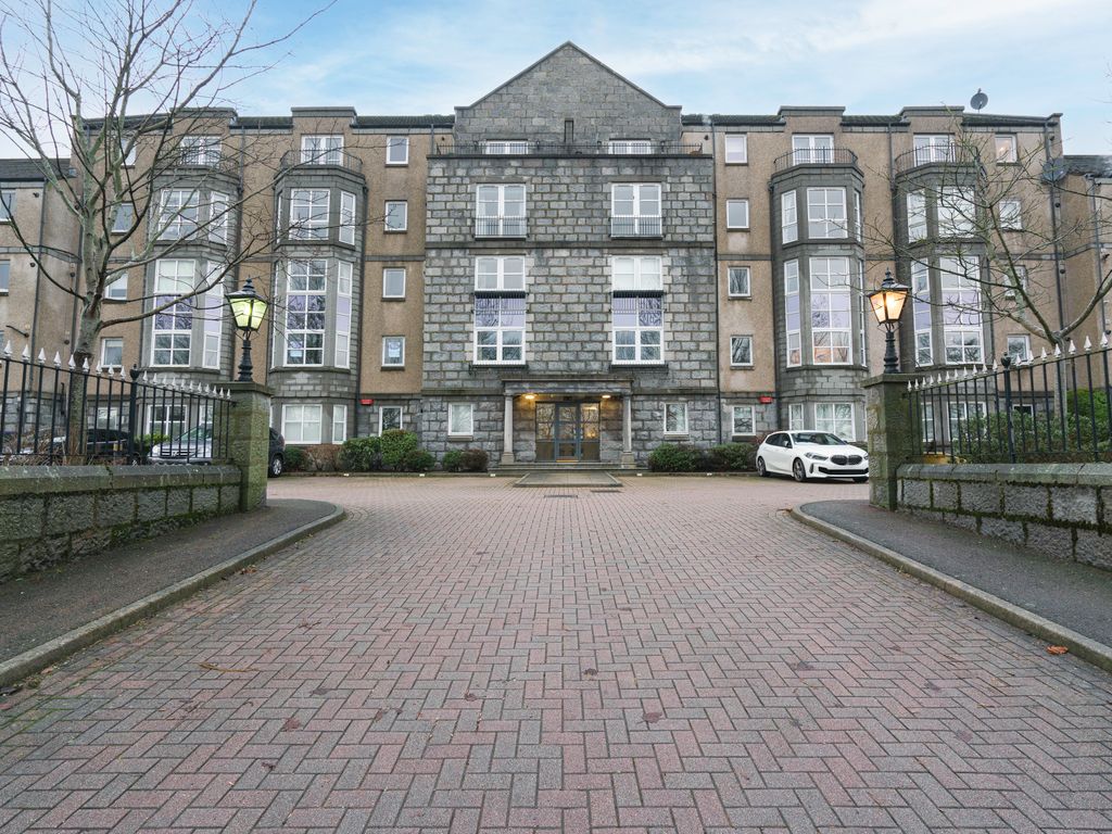 2 bed flat to rent in Ruthrieston Court, Riverside Drive, Aberdeen AB10, £1,000 pcm