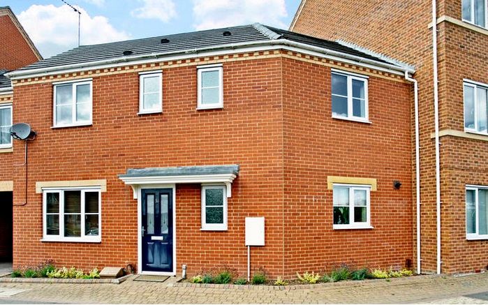 3 bed end terrace house for sale in Padbury Drive, Banbury OX16, £290,000