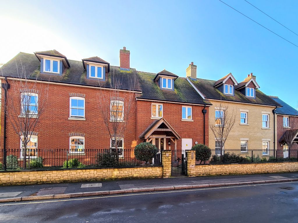 1 bed flat for sale in Church Street, Wantage OX12, £250,000
