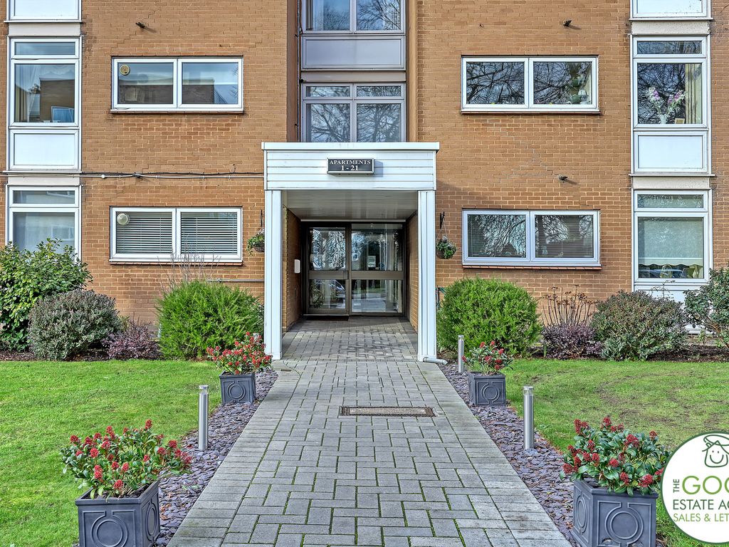 2 bed flat for sale in The Bowls, Chigwell IG7, £525,000