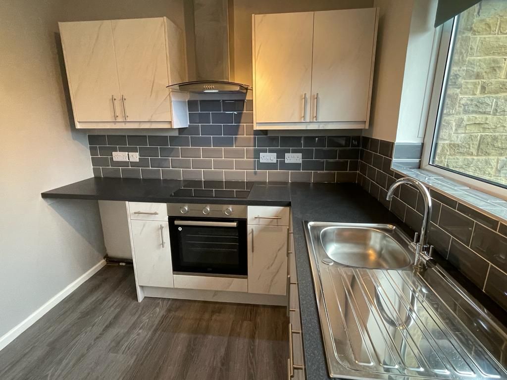 2 bed flat to rent in Ling Park Avenue, Bradford BD15, £750 pcm