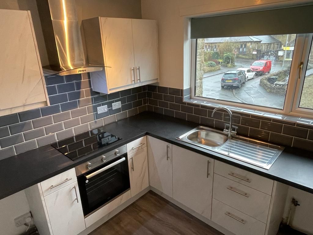 2 bed flat to rent in Ling Park Avenue, Bradford BD15, £750 pcm