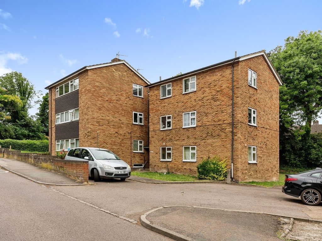 1 bed flat for sale in Icknield Walk, Royston SG8, £200,000