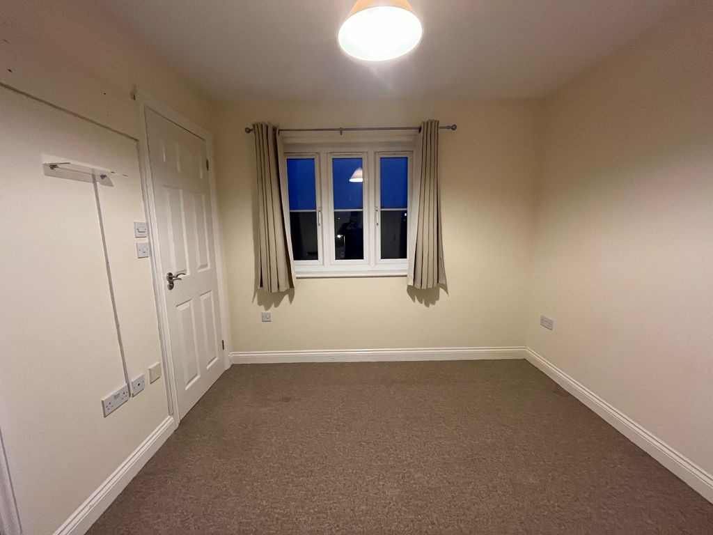 2 bed flat to rent in Harris Close, Frome BA11, £995 pcm