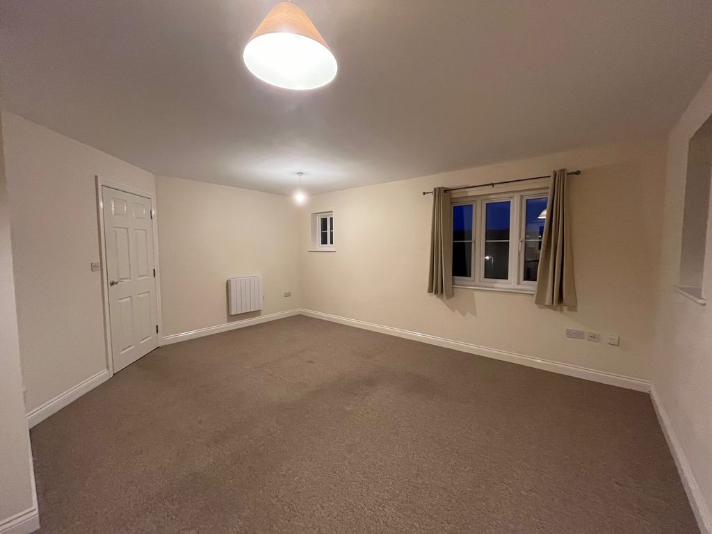 2 bed flat to rent in Harris Close, Frome BA11, £995 pcm