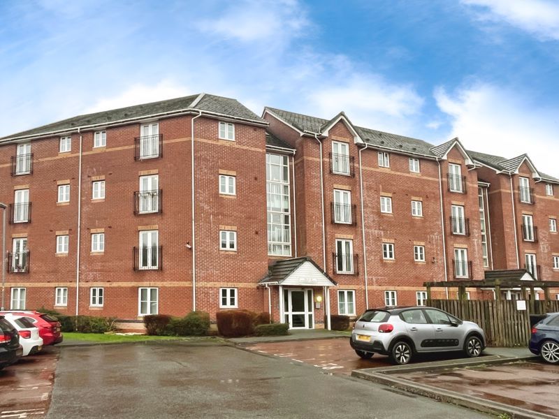 2 bed flat for sale in Waterside Gardens, Bolton BL1, £99,950