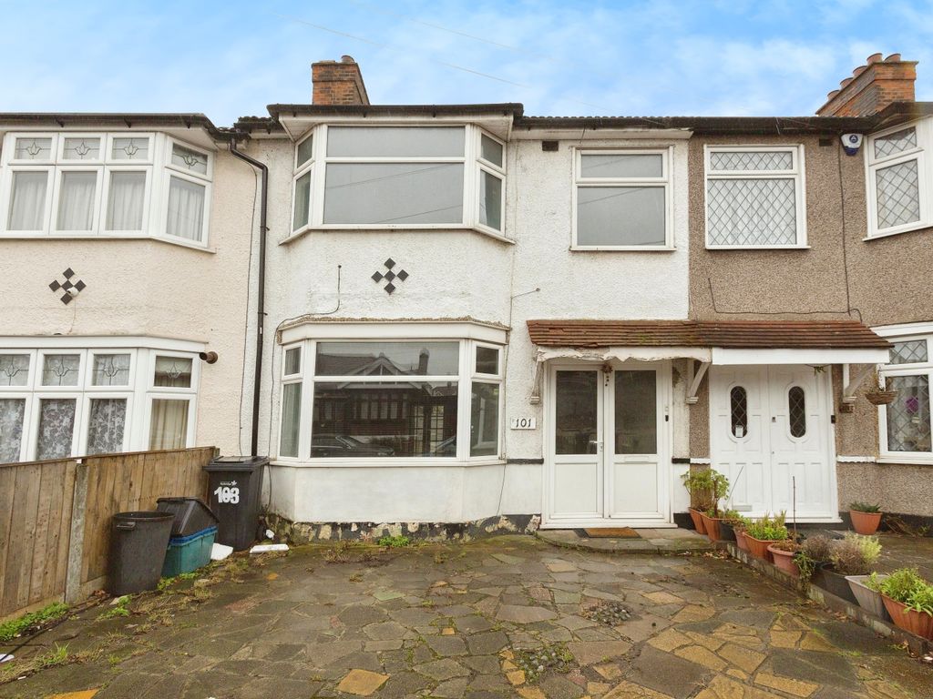 3 bed detached house for sale in Ardwell Avenue, Ilford IG6, £460,000