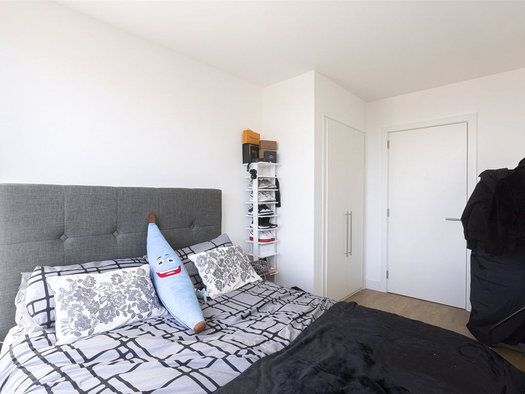 2 bed flat for sale in Aberfeldy Square, Poplar E14, £610,000