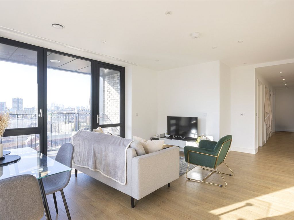 2 bed flat for sale in Aberfeldy Square, Poplar E14, £610,000