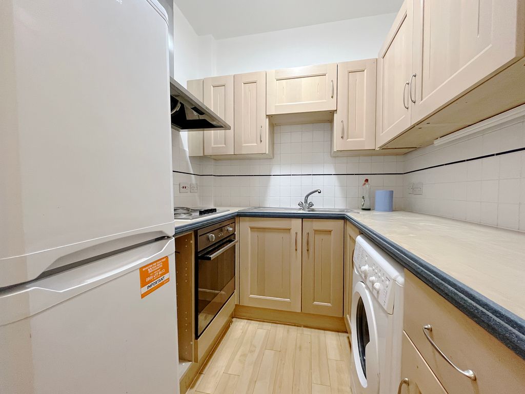 1 bed flat to rent in Upton Park, Slough SL1, £1,050 pcm