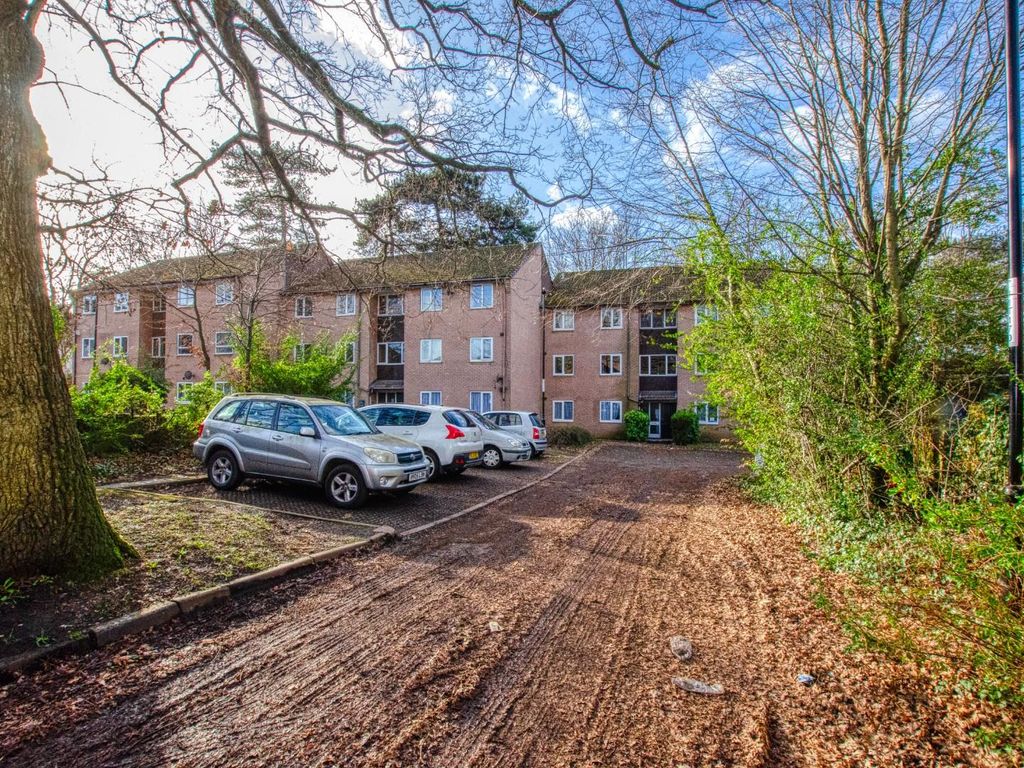 2 bed flat for sale in The Oaks, Southampton SO19, £160,000