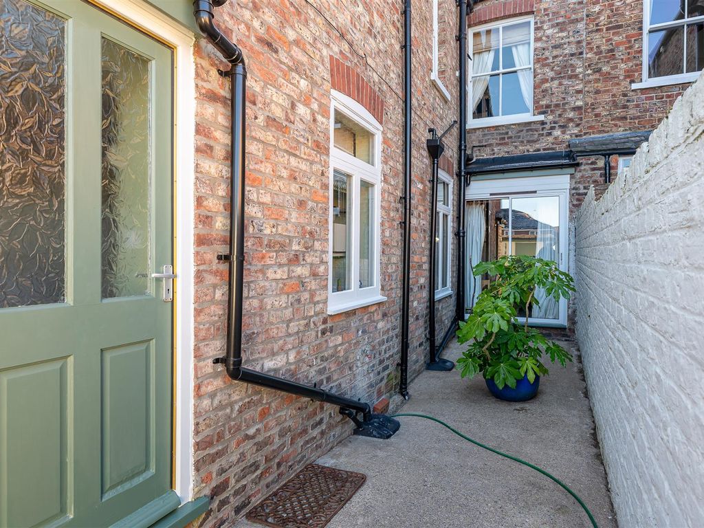 3 bed terraced house for sale in Bishopthorpe Road, York YO23, £550,000