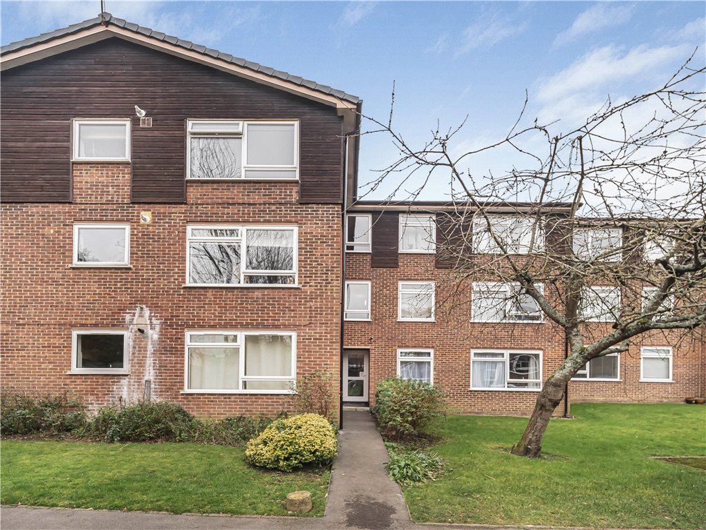 1 bed flat for sale in Greenacre Court, Englefield Green, Surrey TW20, £245,000