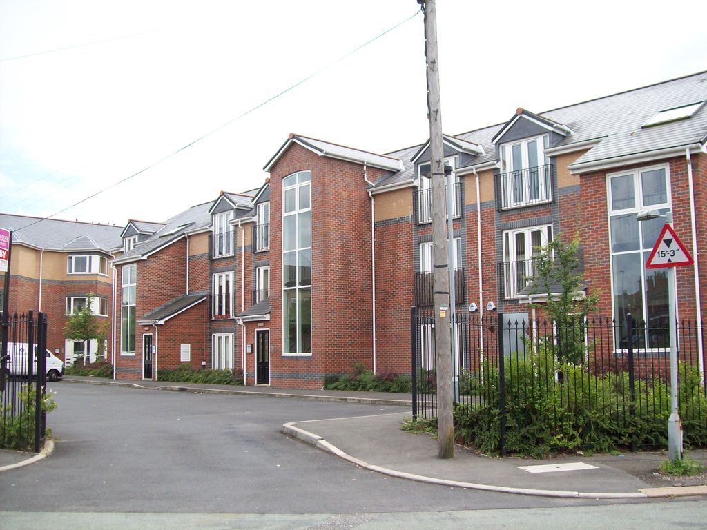 2 bed flat for sale in Stanley Road, Manchester M28, £110,000