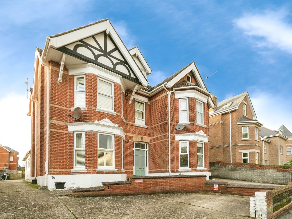 1 bed flat for sale in Alumhurst Road, Bournemouth BH4, £175,000