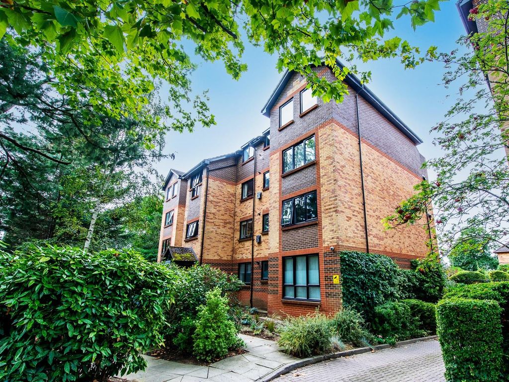2 bed flat for sale in Blyth Road, Bromley BR1, £400,000