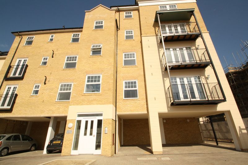 2 bed flat to rent in Renwick Drive, Bromley BR2, £1,800 pcm