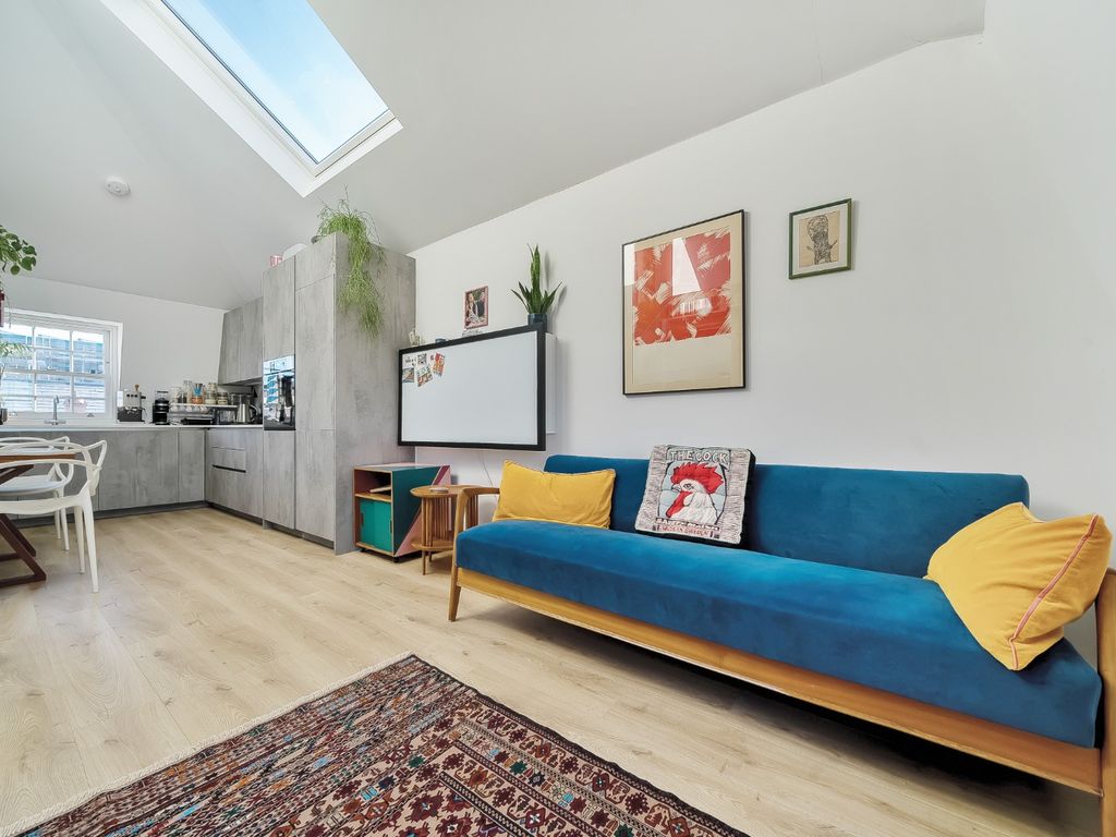 2 bed flat for sale in Deptford High Street, London SE8, £550,000
