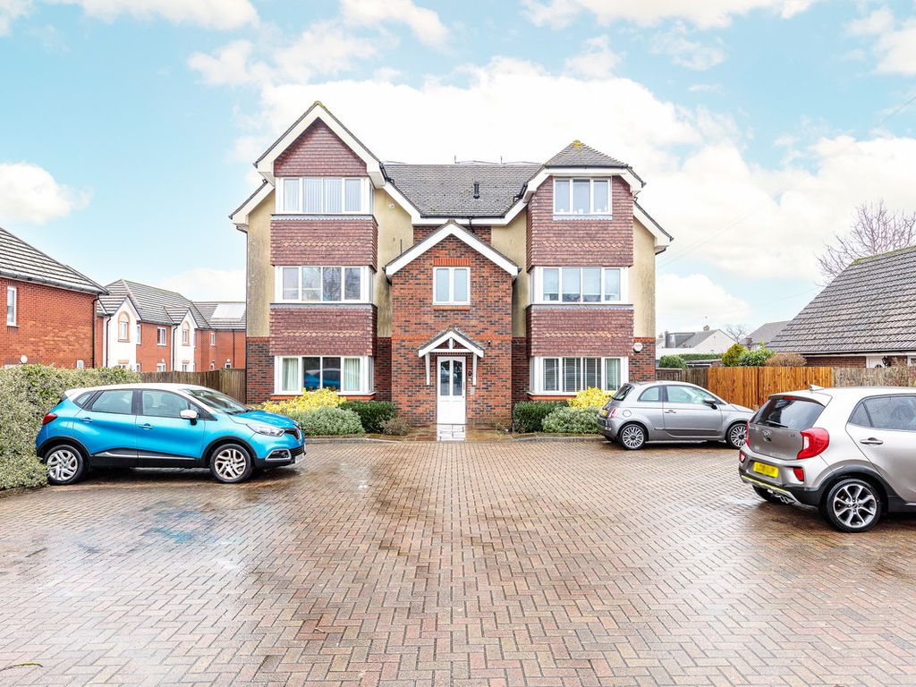 2 bed flat for sale in Limpsfield Road, Warlingham CR6, £270,000