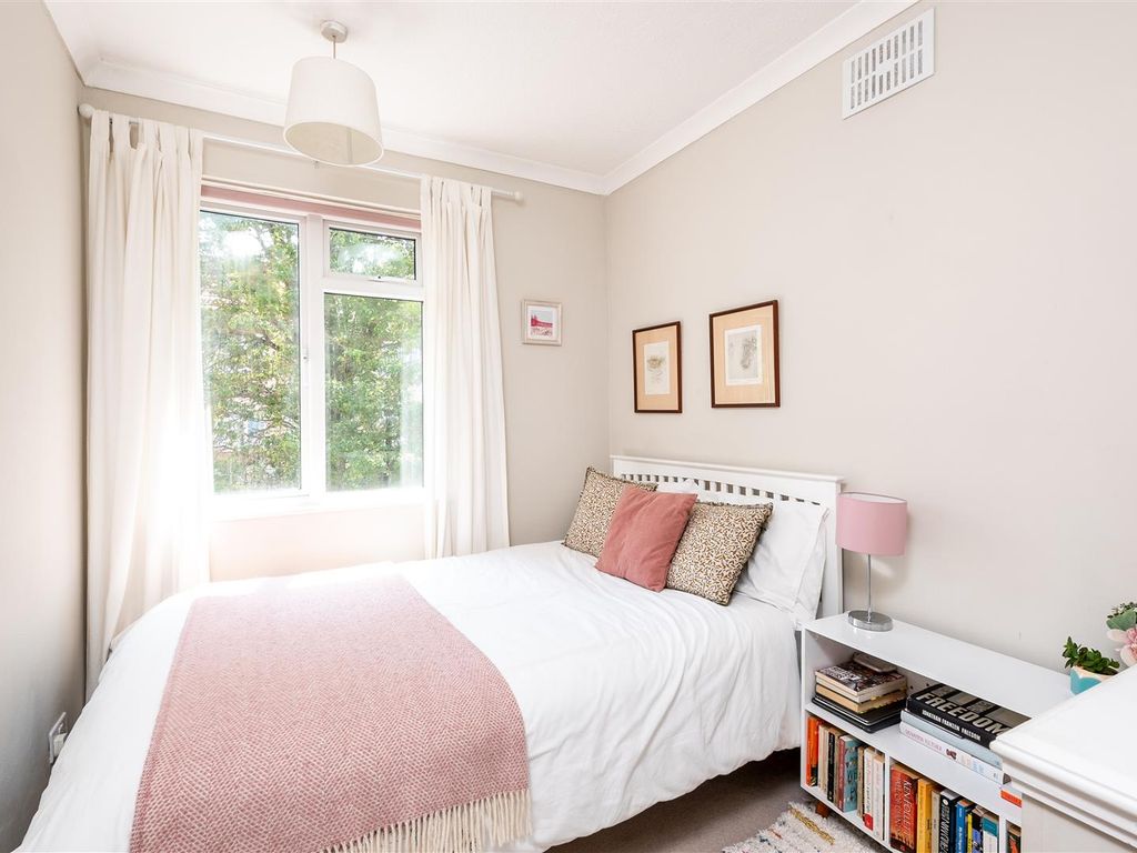 3 bed property for sale in The Oval, Bath BA2, £395,000