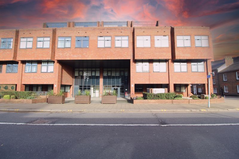 1 bed flat for sale in Flowers Way, Luton LU1, £175,000