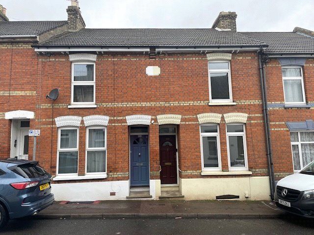 3 bed terraced house to rent in Dale Street, Chatham, Kent ME4, £1,350 pcm