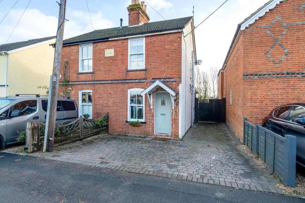 2 bed cottage for sale in Warfield, Bracknell RG42, £525,000