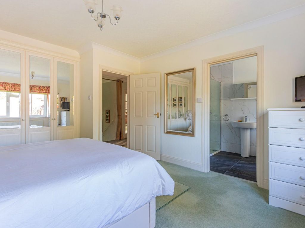3 bed maisonette for sale in Redwood Court, Llanishen, Cardiff CF14, £450,000
