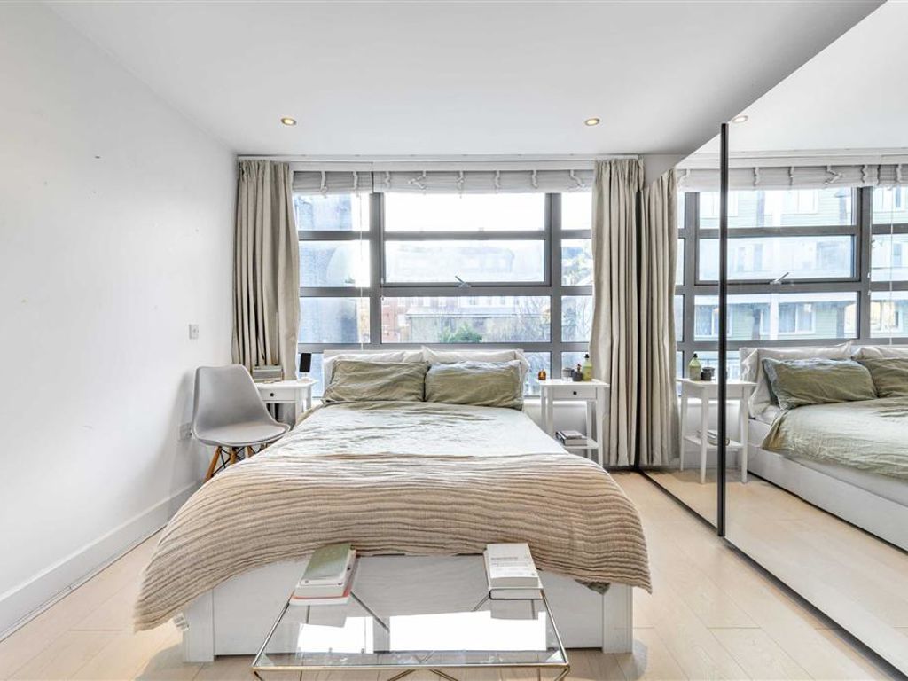 2 bed flat for sale in Tanners Yard, London E2, £625,000
