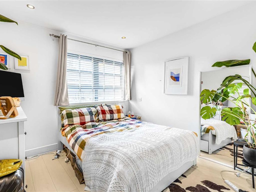 2 bed flat for sale in Tanners Yard, London E2, £625,000