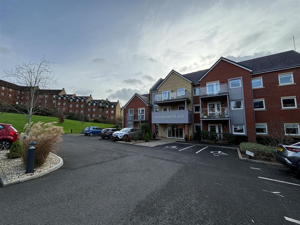 1 bed flat for sale in Westmead Lane, Chippenham SN15, £210,000