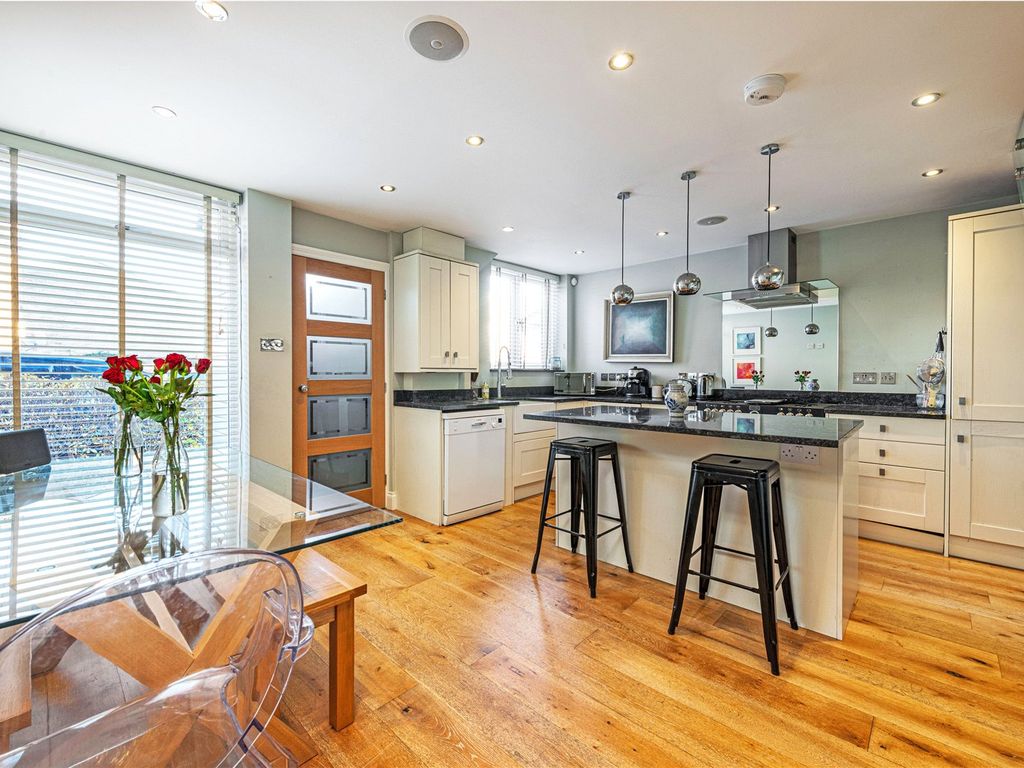2 bed detached house for sale in Darley Road, London SW11, £825,000