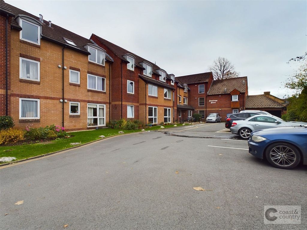 1 bed flat for sale in Salisbury Road, Newton Abbot TQ12, £60,000