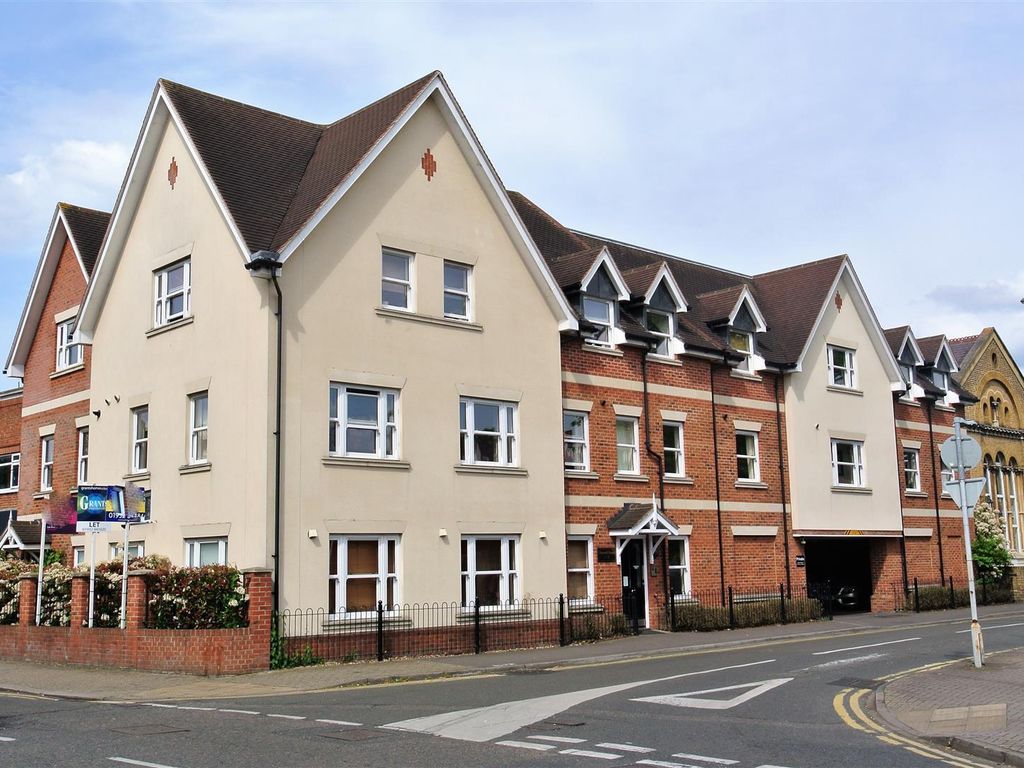 1 bed flat for sale in Crouch Oak Lane, Addlestone KT15, £220,000